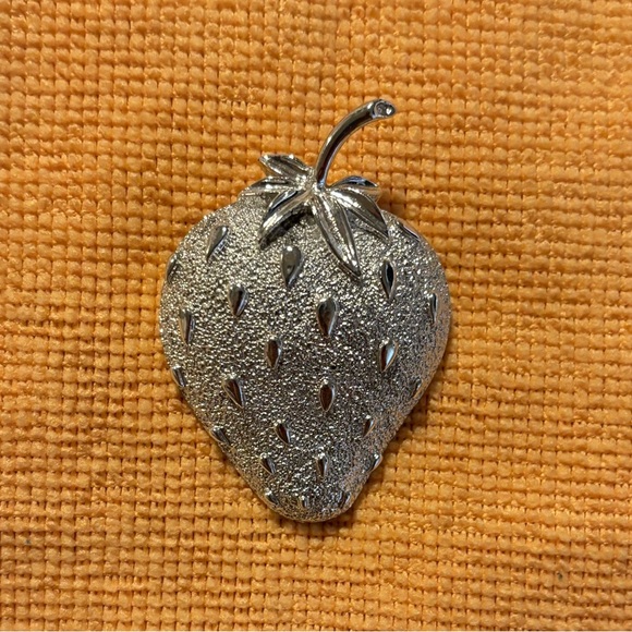 Vintage Sarah Coventry Signed Brooch Strawberry 3D Domed Textured Silver Tone - Picture 4 of 11